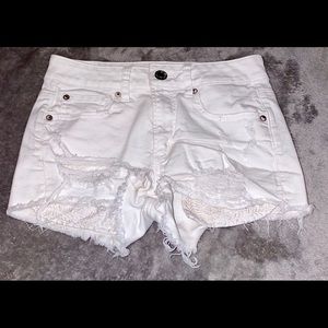 AMERICAN EAGLE WHITE SHORTS